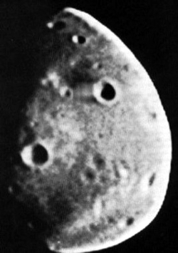 Deimos, aufgenommen von Viking Orbiter 1 im September 1976 aus 3300 km Entfernung