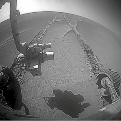 Blick aus vorderer Hazcam an Sol 2220