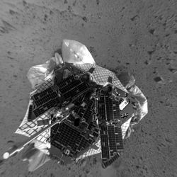 Blick auf den Rover von oben in noch gestauter Position auf seinem Lander