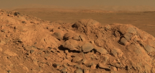 Blick &uuml;ber den Gipfel der West Spur nach S&uuml;den auf den Rand des Gusev Kraters