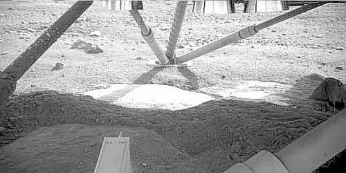 Erster Blick unter den Lander