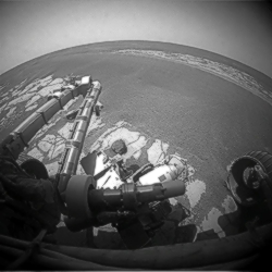 Opportunitys MI schaut unter den Rover